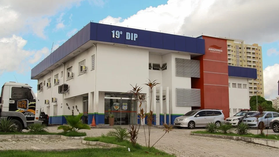 Policiais são atacados a pedradas por populares durante prisão de jovem na Zona Oeste de Manaus