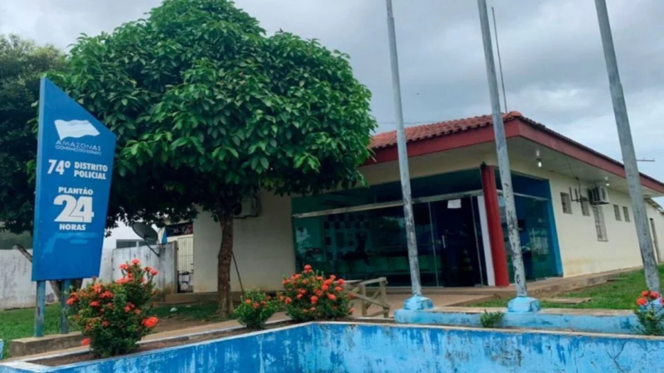 Jovem mata padrasto de 72 anos a facadas no banheiro de casa no interior do Amazonas