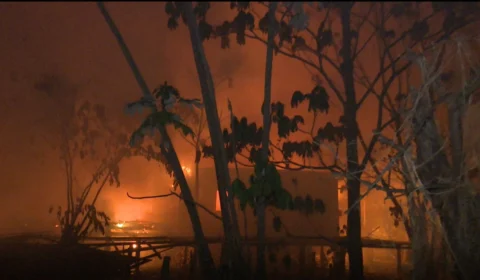Dez casas são destruídas durante incêndio no bairro São Jorge, Zona Oeste de Manaus