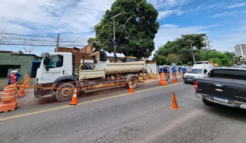 Em Manaus, trecho na Avenida Marciano Armond é interditado após rompimento de uma rede de distribuição