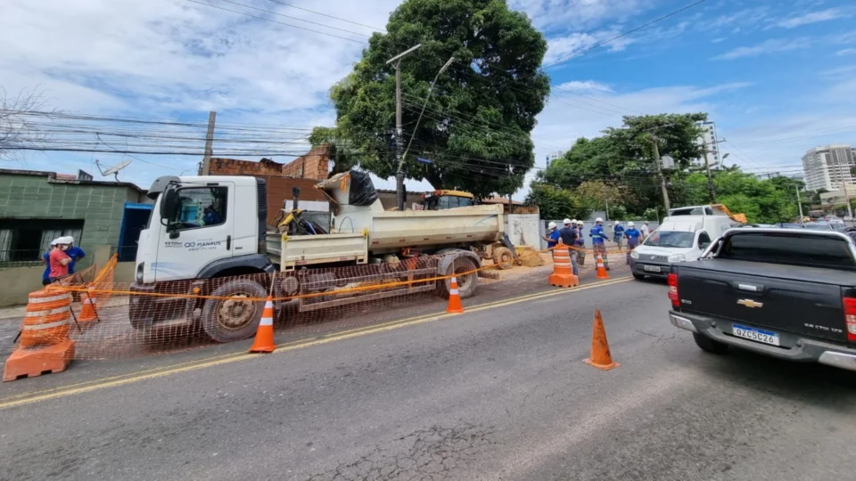 Em Manaus, trecho na Avenida Marciano Armond é interditado após rompimento de uma rede de distribuição
