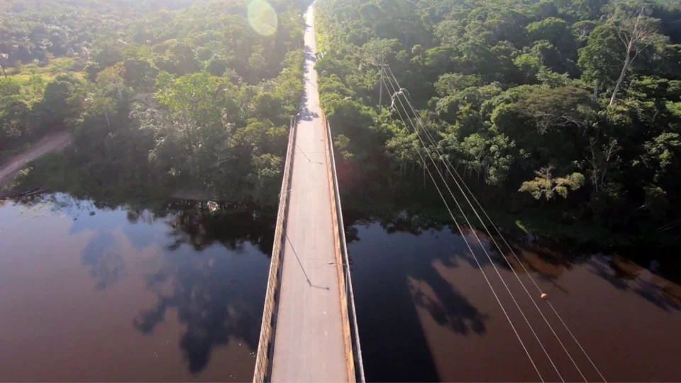 Avião de pequeno porte faz pouso forçado no Rio Urubu em Itacoatiara, no Amazonas
