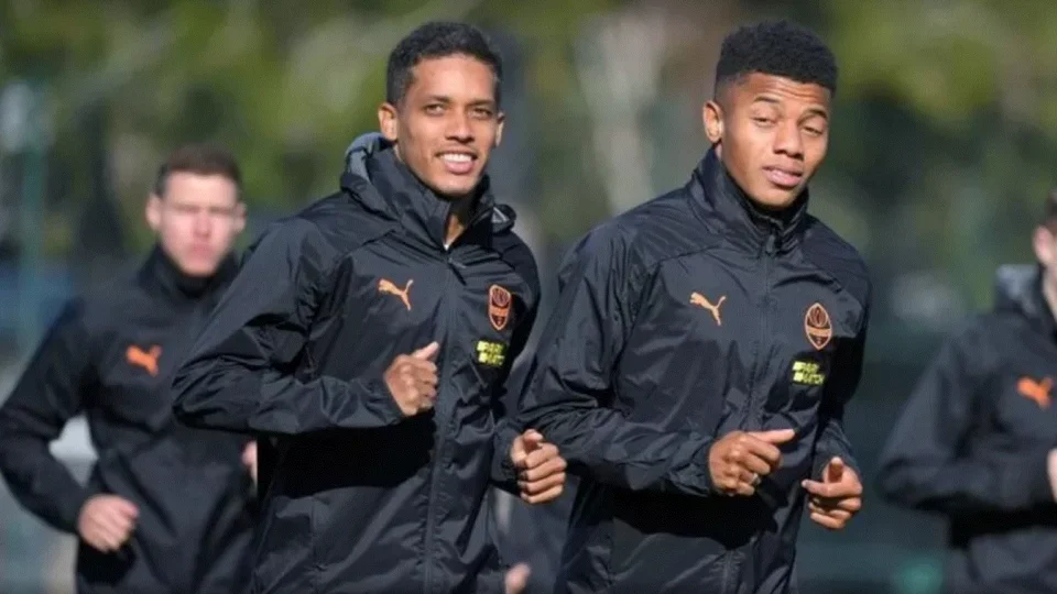 Clubes que participam de torneios da Uefa poderão inscrever até dois jogadores ucranianos e russos