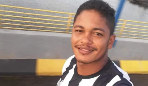 Jovem cai no rio e desaparece após levar paulada durante briga em barco, no Amazonas
