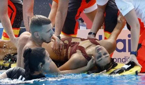 Atleta de natação desmaia na piscina e assusta participantes do Mundial de Esportes Aquáticos de Budapeste