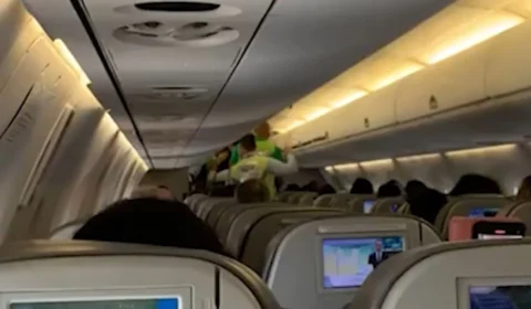 Passageira é presa em MG após cuspir e chutar comissária dentro de avião