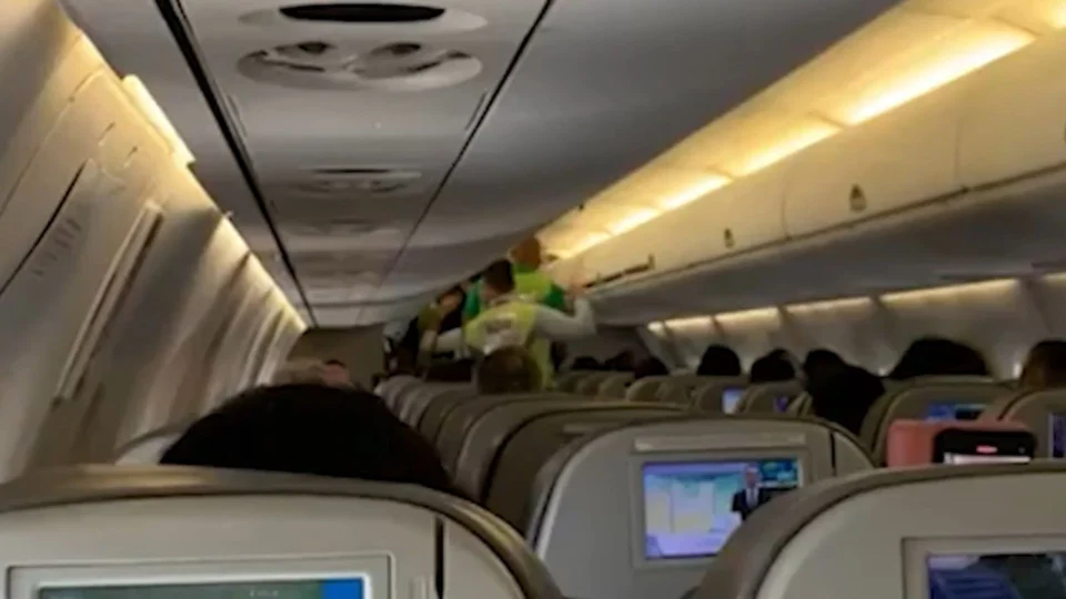 Passageira é presa em MG após cuspir e chutar comissária dentro de avião