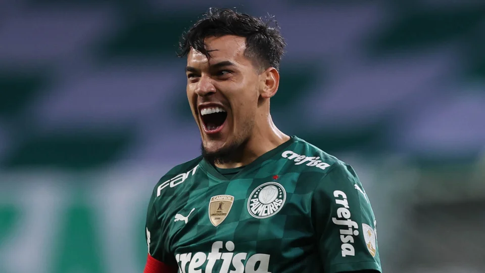 Veiga perde pênalti, mas Gómez marca sobre Santos e garante ponta do Brasileirão pro Palmeiras