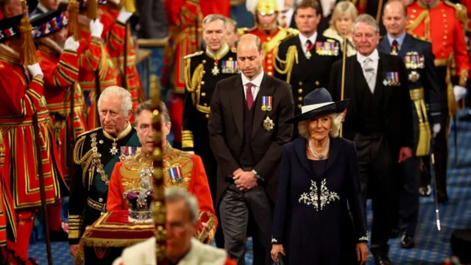 Príncipe Charles discursa no lugar da rainha Elizabeth II pela primeira vez no Palácio de Westminster