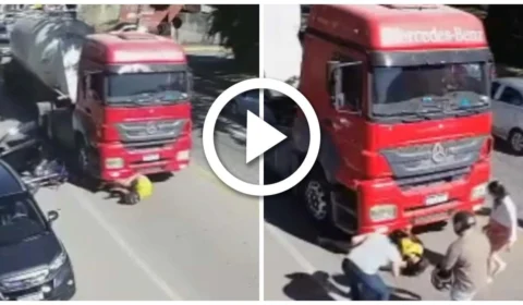 VÍDEO: motociclista é atingido por porta de carro aberta e cai embaixo de caminhão no RJ