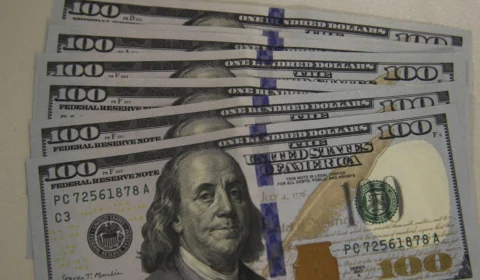 Ibovespa fecha em queda de 2,73%  e dólar encerra com alta de 2,46%, a R$ 5,112 nesta segunda-feira