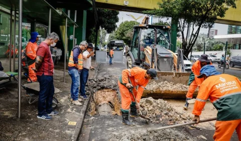 Tubulação de drenagem profunda rompe na Avenida Umberto Calderaro Filho, em Manaus