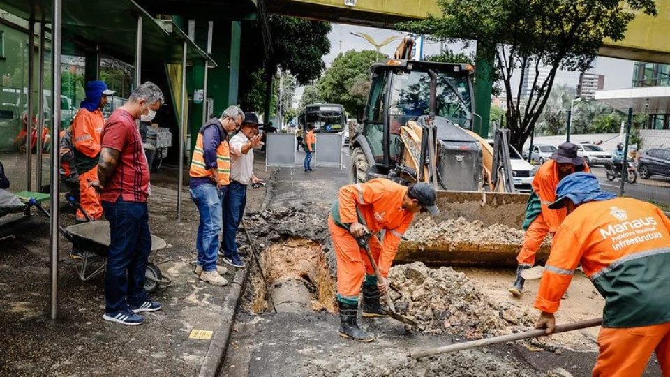 Tubulação de drenagem profunda rompe na Avenida Umberto Calderaro Filho, em Manaus