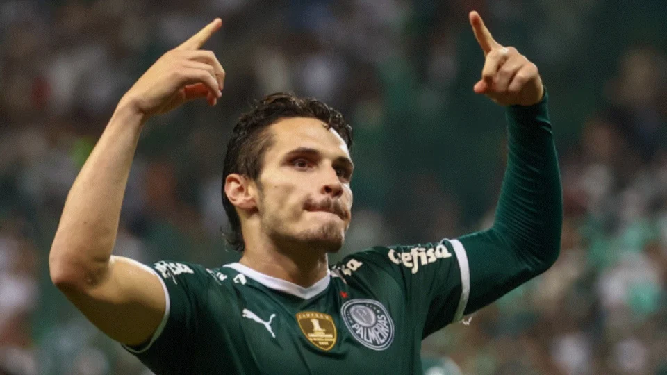 Com três de Raphael Veiga, Palmeiras goleia Independiente Petrolero por 5 a 0 e garante vaga nas oitavas da Libertadores