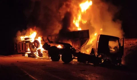 Motorista morre após caminhões pegarem fogo em Tocantins