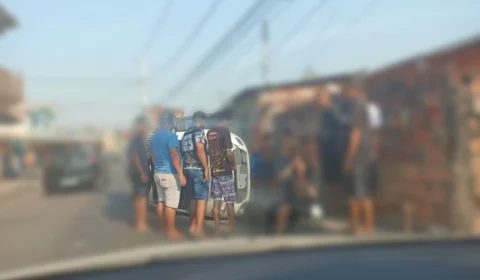 Carro capota e deixa pessoas feridas na Zona Leste de Manaus
