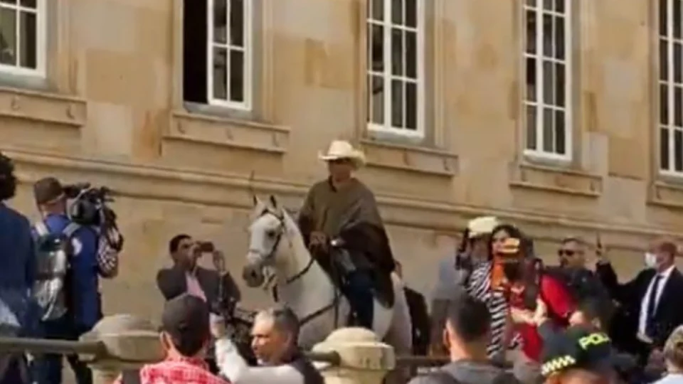 Senador colombiano vai a cavalo ao Congresso após liberação de pets na Casa