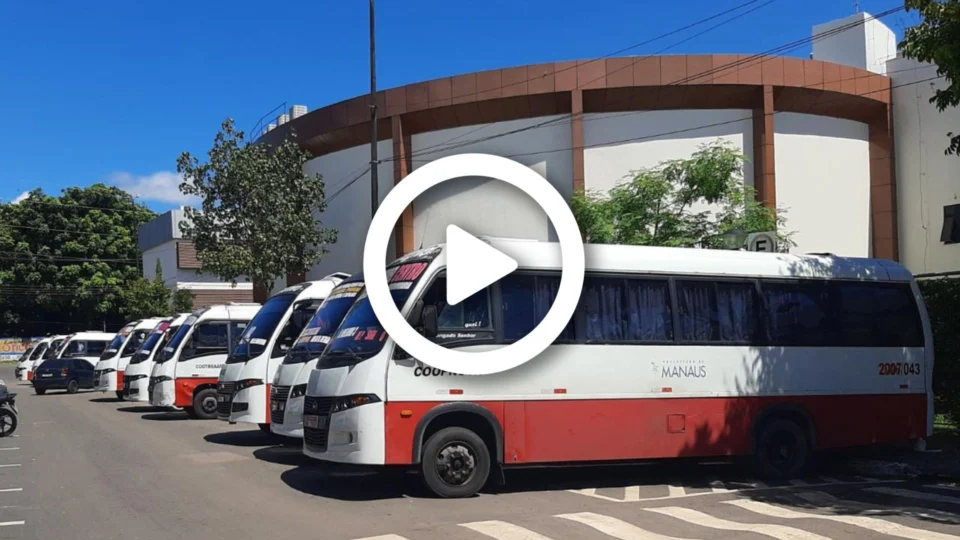 VÍDEO: Motoristas do transporte executivo fazem manifestação em frente à Câmara Municipal de Manaus
