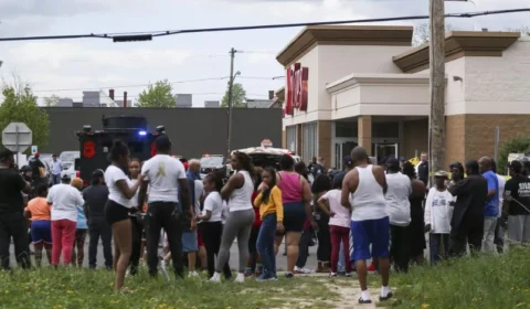 Atirador abre fogo e mata ao menos 10 pessoas em supermercado, nos EUA