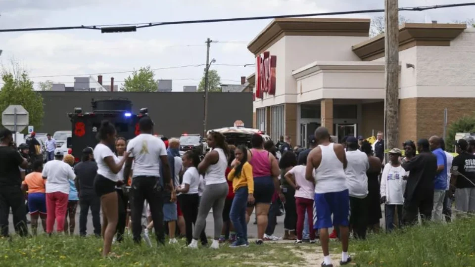 Atirador abre fogo e mata ao menos 10 pessoas em supermercado, nos EUA
