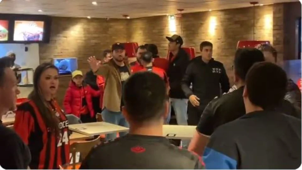 Flamengo pede que CBF puna envolvidos na expulsão de torcedores de restaurante em Curitiba nesta quarta-feira (17)