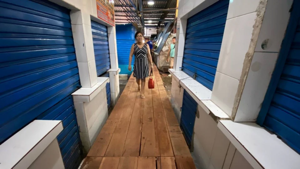 Cheia 2022: passarelas de madeira são construídas na feira Manaus Moderna