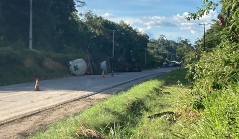 Trecho da rodovia BR 174 é interditado após caminhão com gasolina tombar no km 925, em Manaus