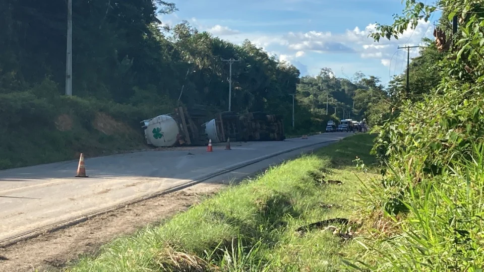 Trecho da rodovia BR 174 é interditado após caminhão com gasolina tombar no km 925, em Manaus
