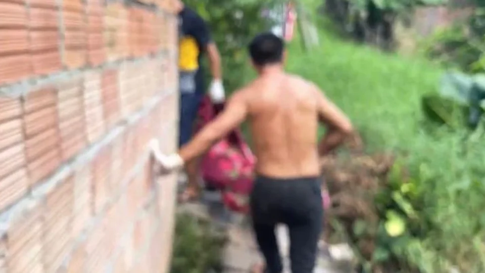 Homem é assassinado com facadas no pescoço na Zona Leste de Manaus