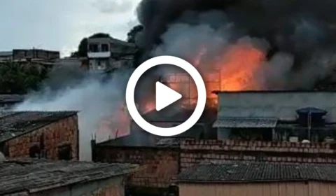 VÍDEO: três casas de madeira são destruídas em incêndio na Zona Norte de Manaus