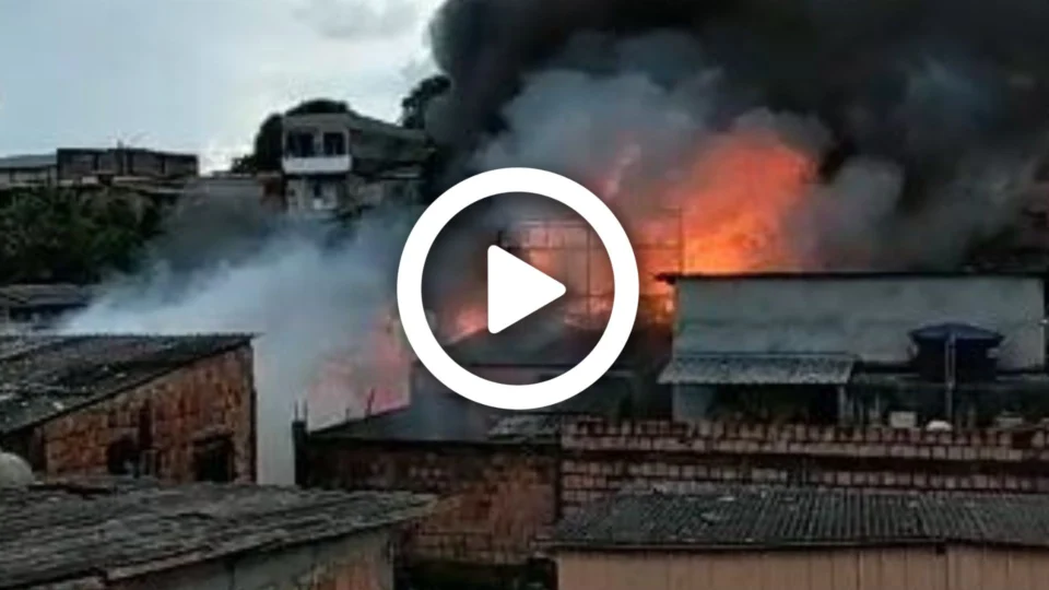 VÍDEO: três casas de madeira são destruídas em incêndio na Zona Norte de Manaus
