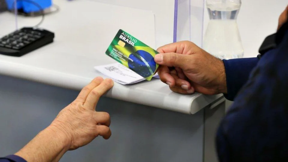 Pagamento de Auxílio Brasil a beneficiários com NIS final 6 é realizado nesta terça-feira