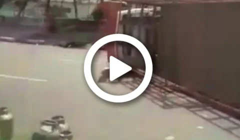 VÍDEO: ao desviar de motociclista, caminhão com botijões de gás tomba na Zona Leste de Manaus