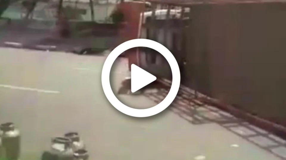 VÍDEO: ao desviar de motociclista, caminhão com botijões de gás tomba na Zona Leste de Manaus