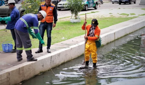 Rua alagada na praça do Relógio recebe sanitização no Centro de Manaus
