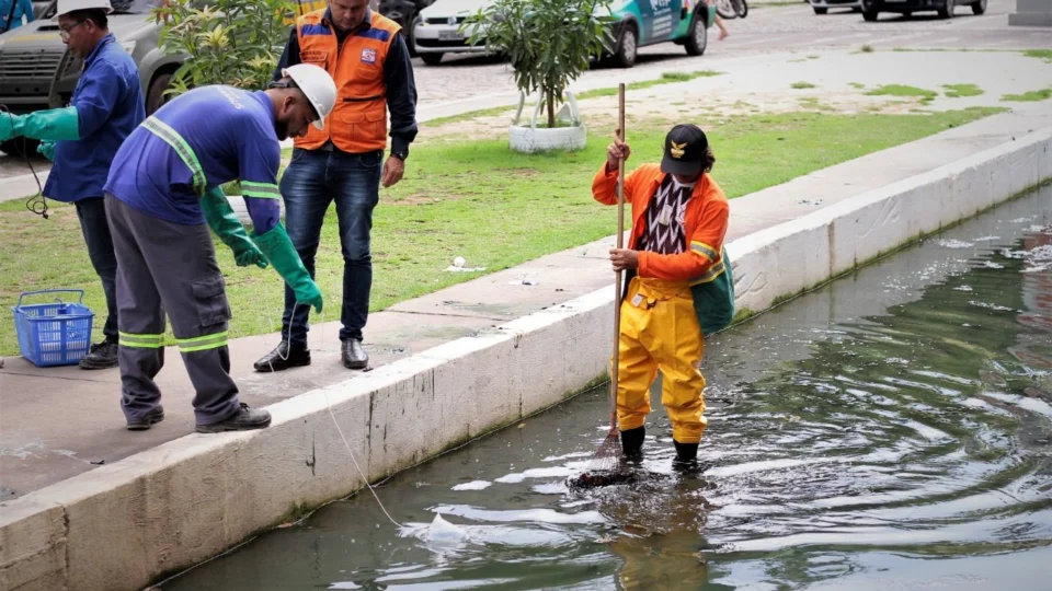 Rua alagada na praça do Relógio recebe sanitização no Centro de Manaus
