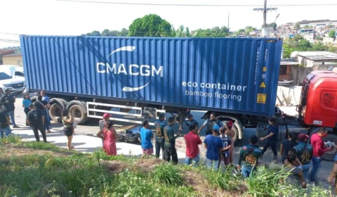 Mototaxista morre e passageiro fica ferido após colidir com caminhão na Zona Sul de Manaus