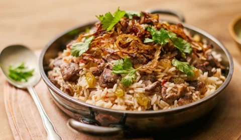 RECEITA FÁCIL: aprenda a fazer arroz com frango e especiarias