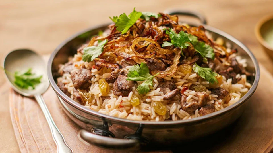 RECEITA FÁCIL: aprenda a fazer arroz com frango e especiarias