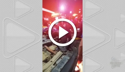 VÍDEO: carro invade contramão e atropela casal em motocicleta na Zona Leste de Manaus
