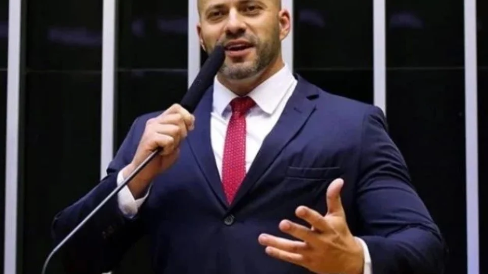 Alexandre de Moraes manda defesa de Daniel Silveira se manifestar sobre indulto em 48h