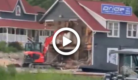 VÍDEO: após ser demitido, homem destrói casas de luxo que ele mesmo ergueu em Ontário, no Canadá
