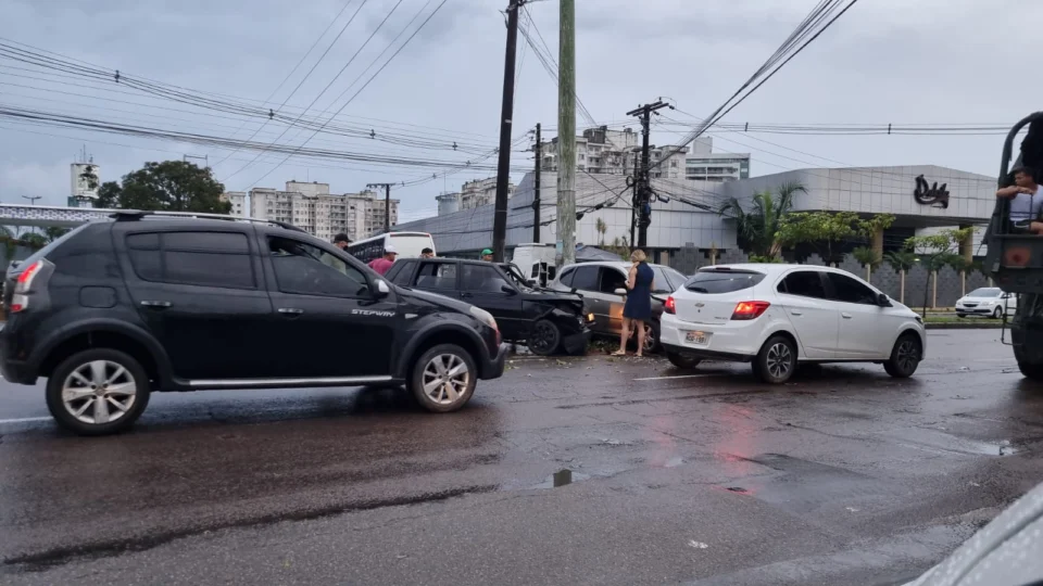 Quatro pessoas ficam feridas durante acidente de trânsito na Ponta Negra, em Manaus