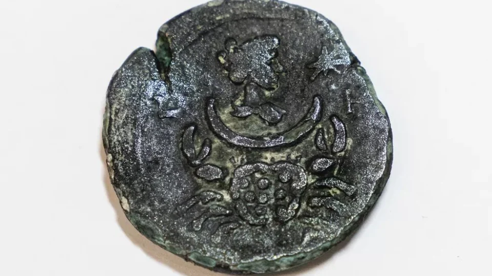 Moeda de 1850 anos que representa deusa romana Luna é encontrada em Israel