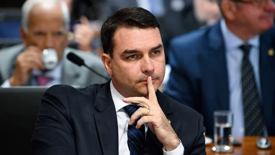 Justiça do Rio de Janeiro rejeita denúncia contra Flávio Bolsonaro no caso das ‘rachadinhas’