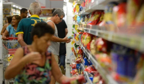 Pesquisa mostra que três em cada quatro beneficiários usam Auxílio Brasil para comprar comida