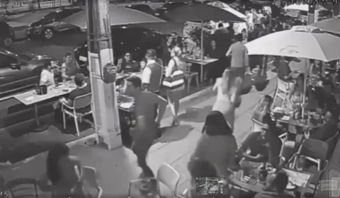 VÍDEO: clientes de bar se assustam com pessoas correndo pensando se tratar de arrastão, em Recife