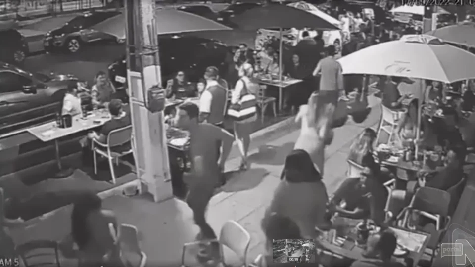 VÍDEO: clientes de bar se assustam com pessoas correndo pensando se tratar de arrastão, em Recife