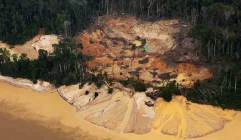 Relatório denuncia aumento do garimpo em terra Yanomami e violência sofrida por mulheres e crianças indígenas