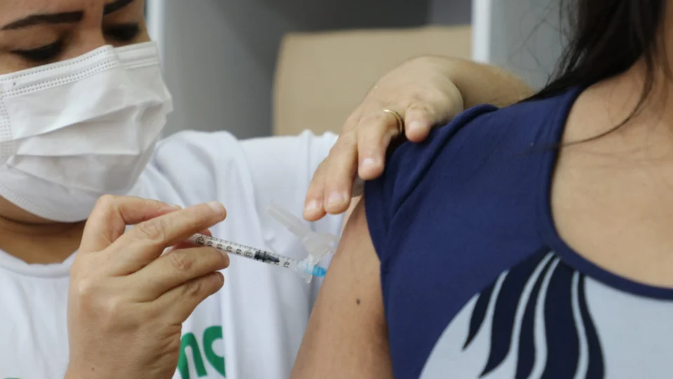 Abril registra menores indicadores de casos e óbitos por Covid-19 desde janeiro de 2022, no AM